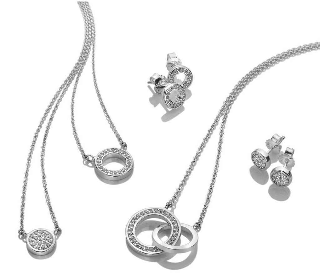 Jewellery collection in silver. 